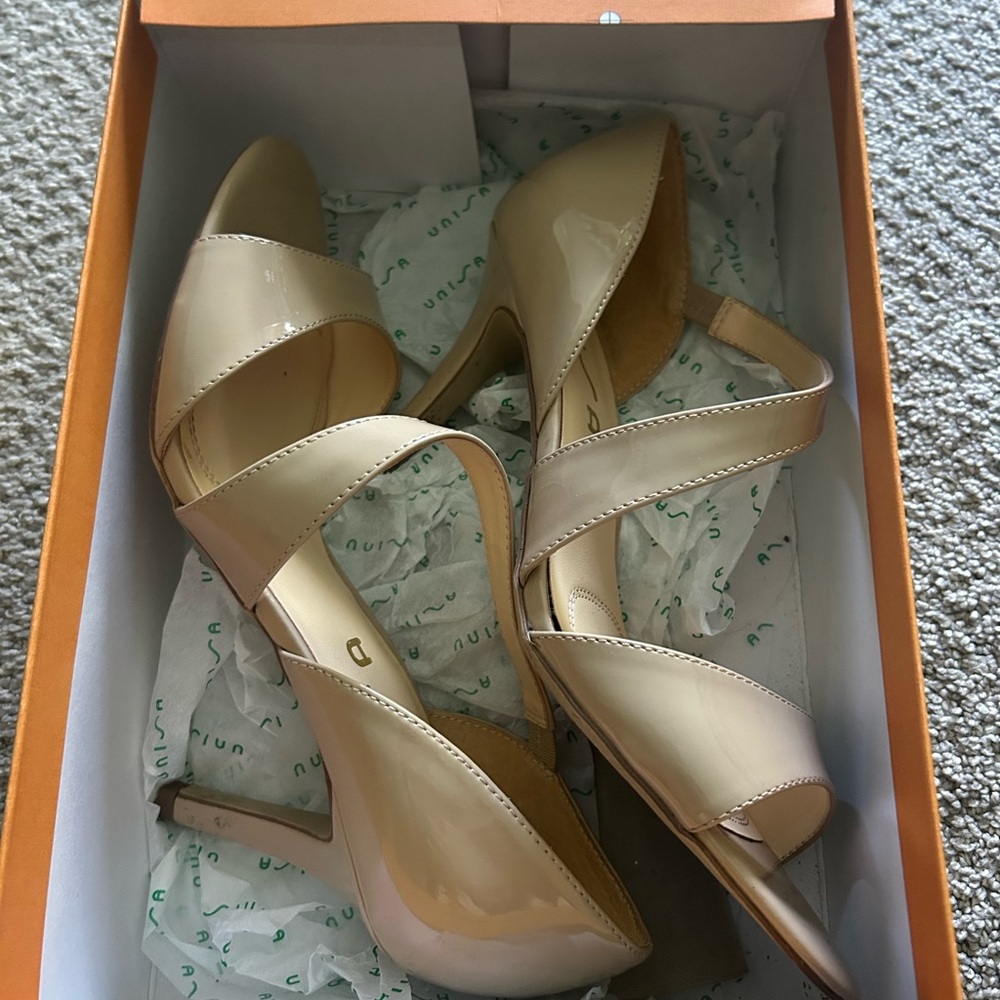 Unisa pumps size 9
